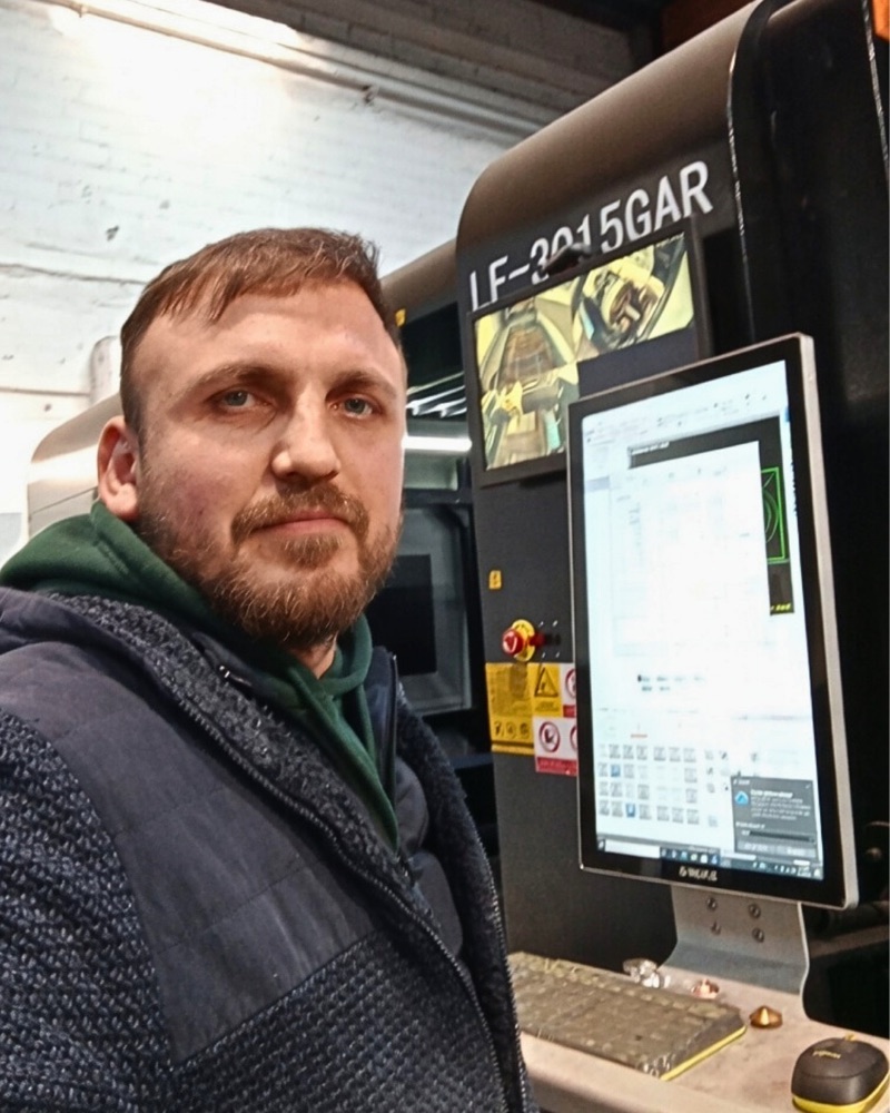 Ersin Şeker, Belçika'da fiber lazer tezgâhı başında
